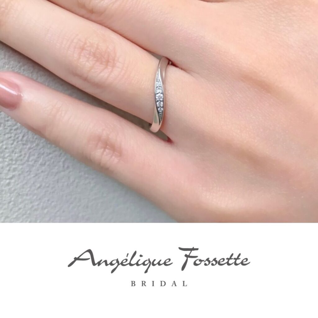 結婚指輪『アウリエル』を着けた手元