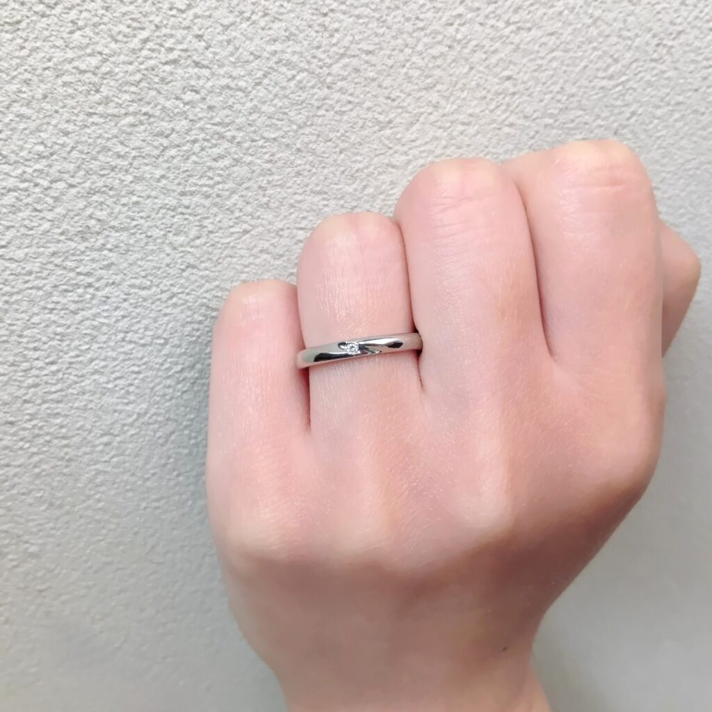 結婚指輪『マリエ』を着けた手元
