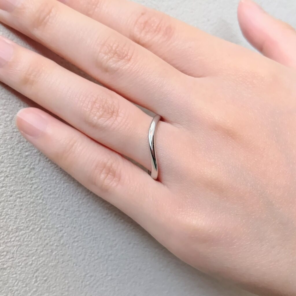 結婚指輪『カルム』を着けた手元