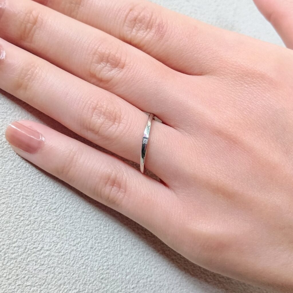 結婚指輪『ルフィルルージュ』を着けた手元