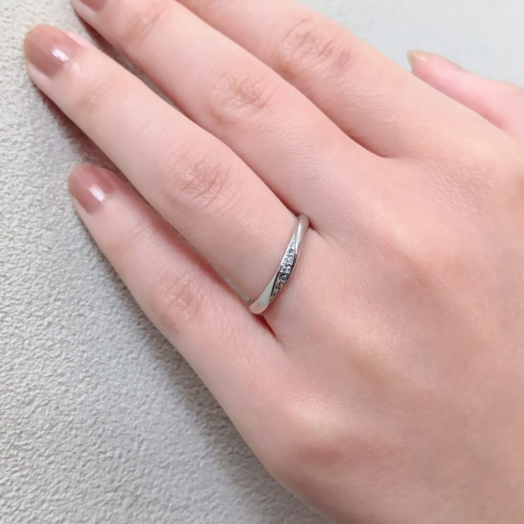 結婚指輪『エスプワール』を着けた手元