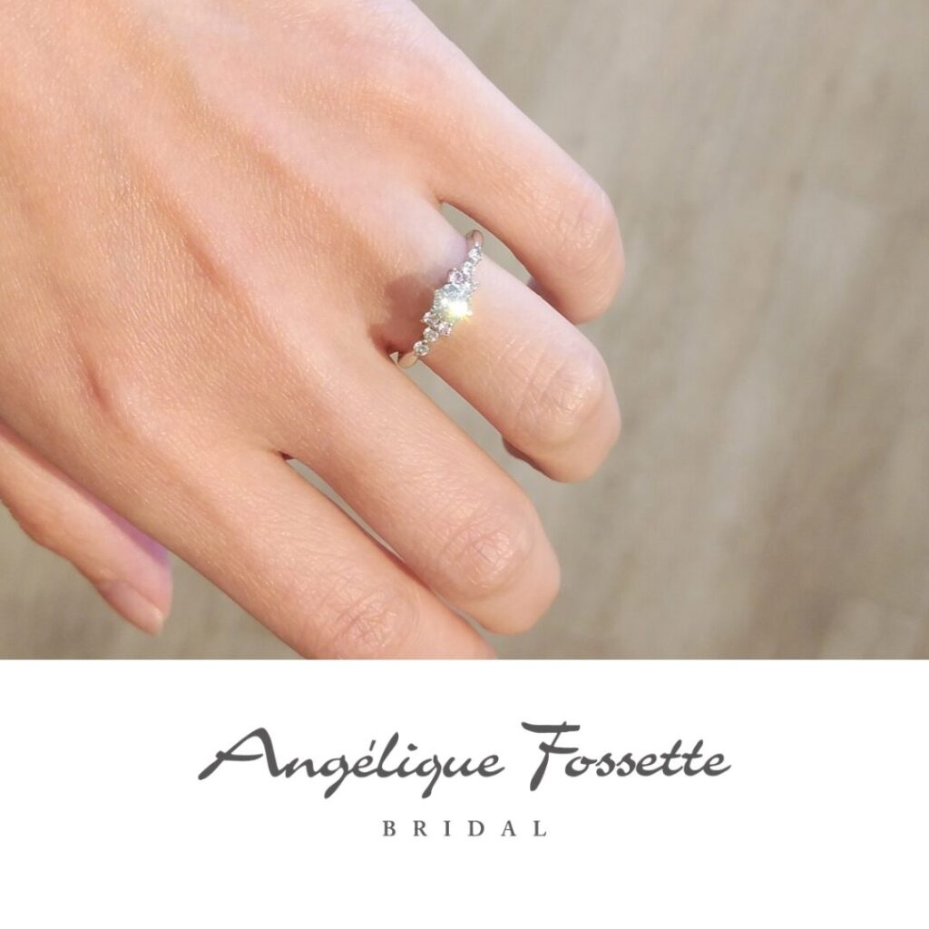 婚約指輪『カモミーユ』を着けた手元