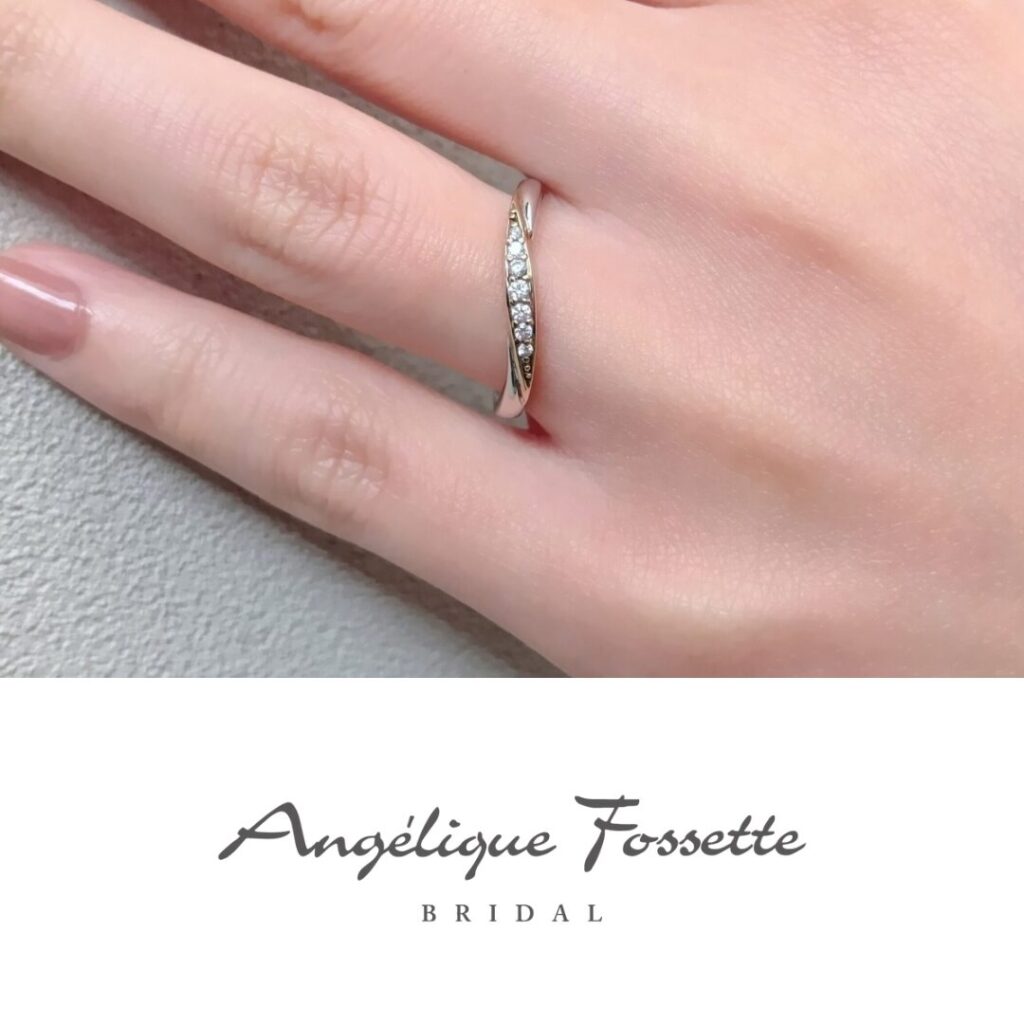 結婚指輪『コライユ』を着けた手元