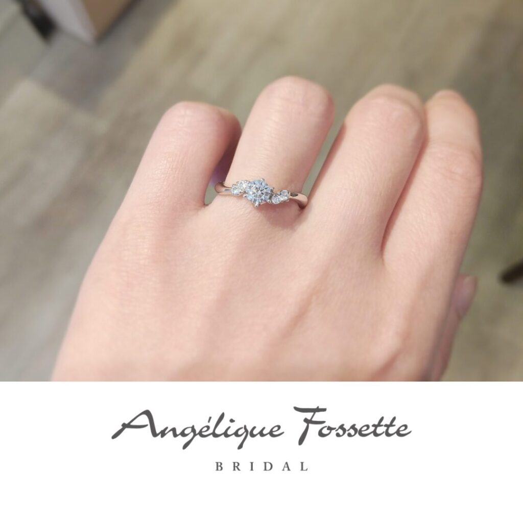 婚約指輪『オリーブ』を着けた手元