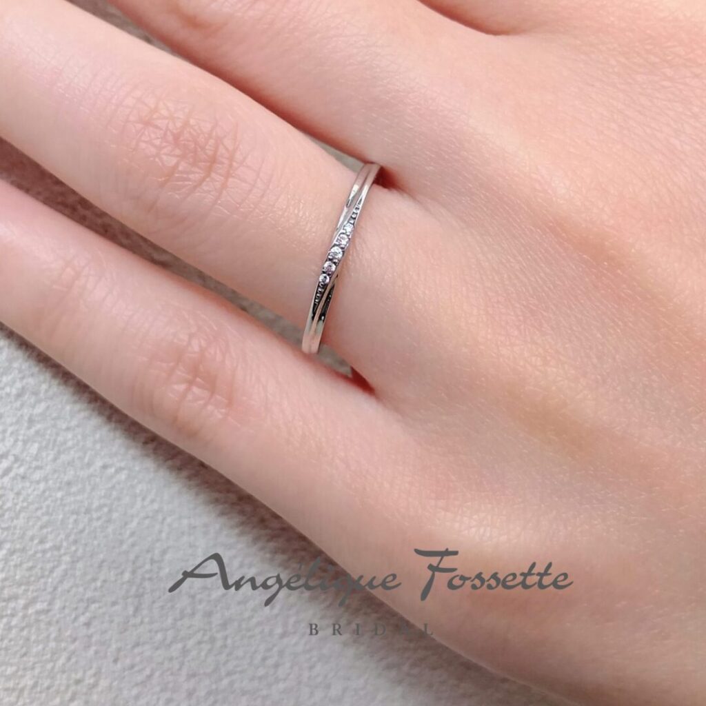 結婚指輪『ファミーユ』を着けた手元