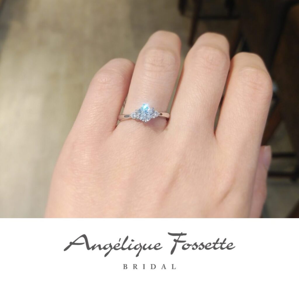 婚約指輪『リラ』を着けた手元