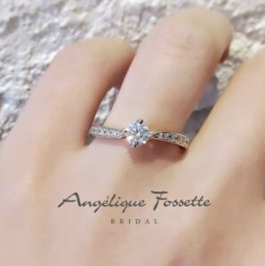 婚約指輪・ジュヴゼムを着けた手元