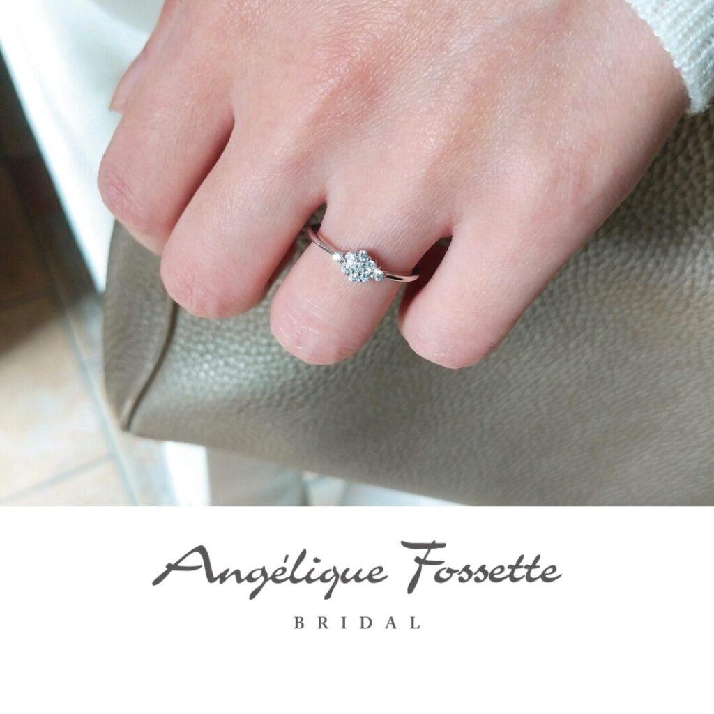 指輪『パラディ』を着けた手元