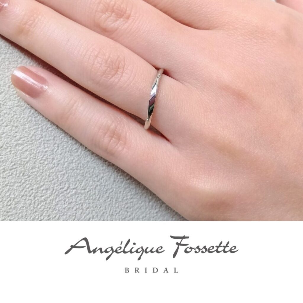 結婚指輪『ベガ』を着けた手元