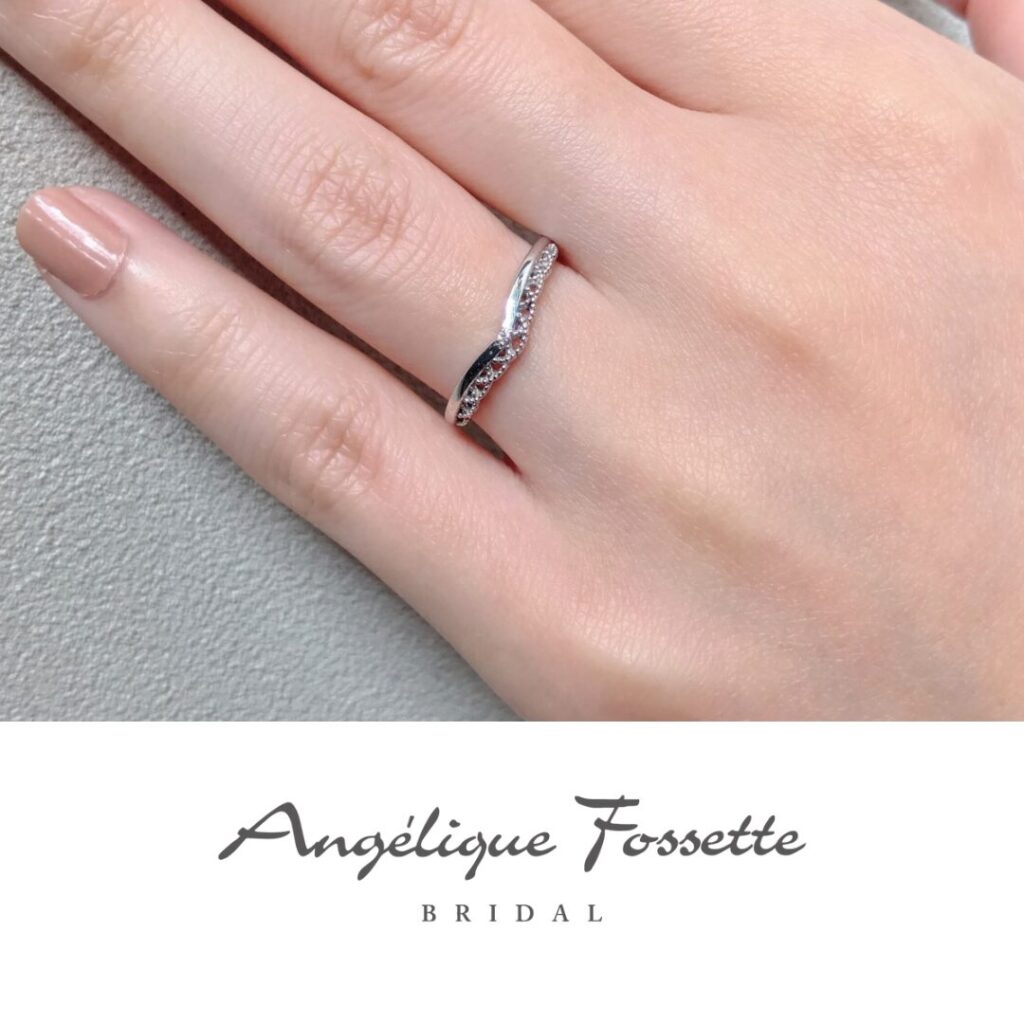 指輪『アドラーブル』を着けた手元