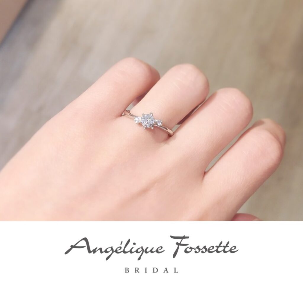 婚約指輪『ジェルブラ』を着けた手元