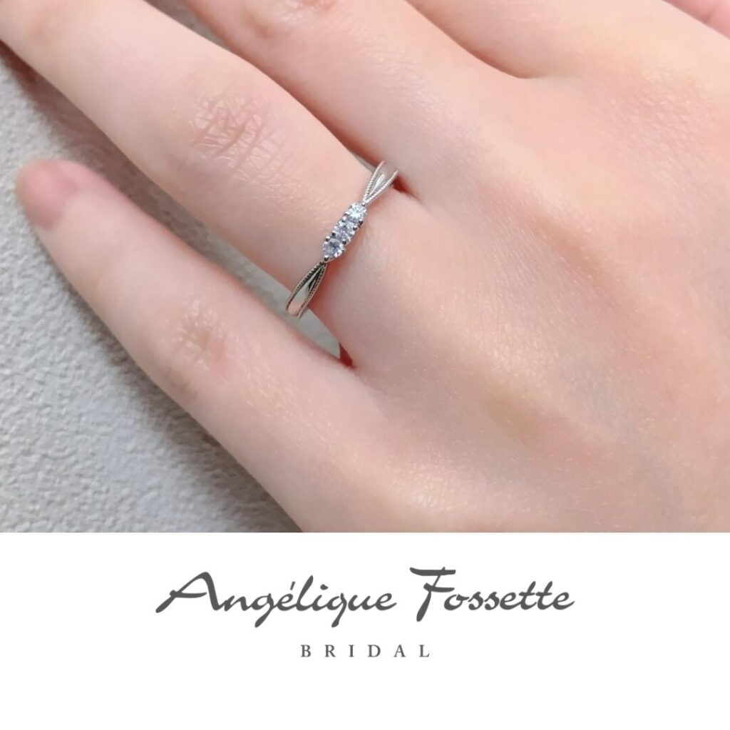 結婚指輪『ルリエ』を着けた手元