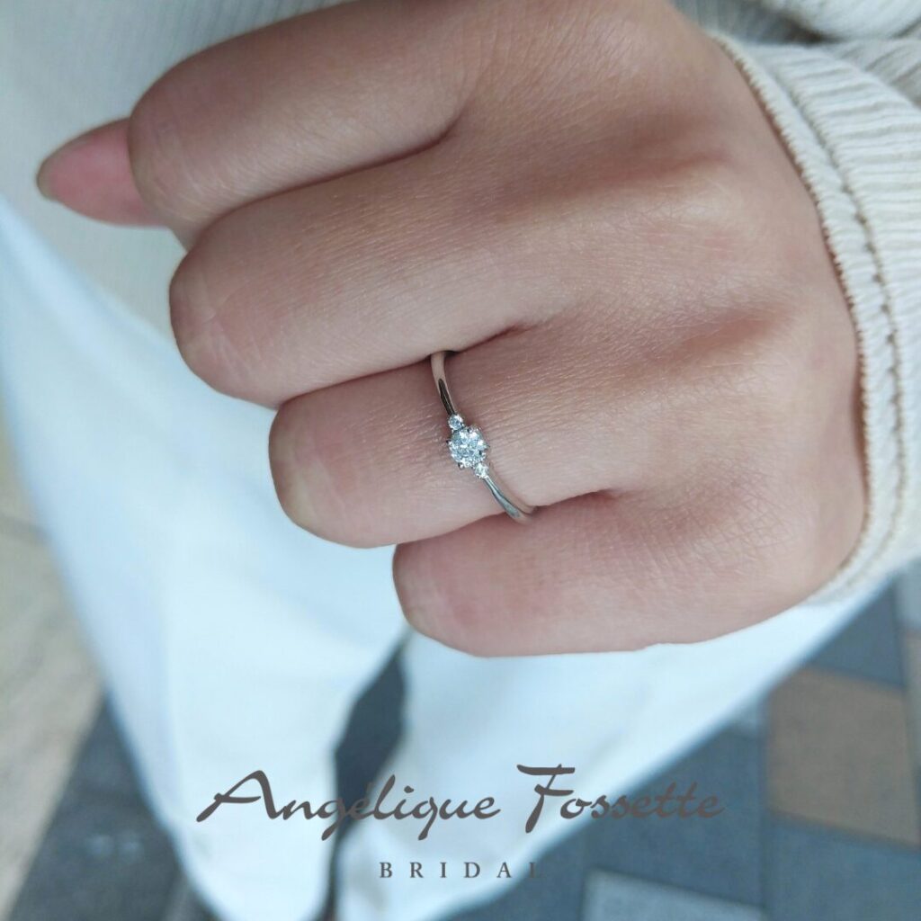 婚約指輪『アリシャン』を着けた手元