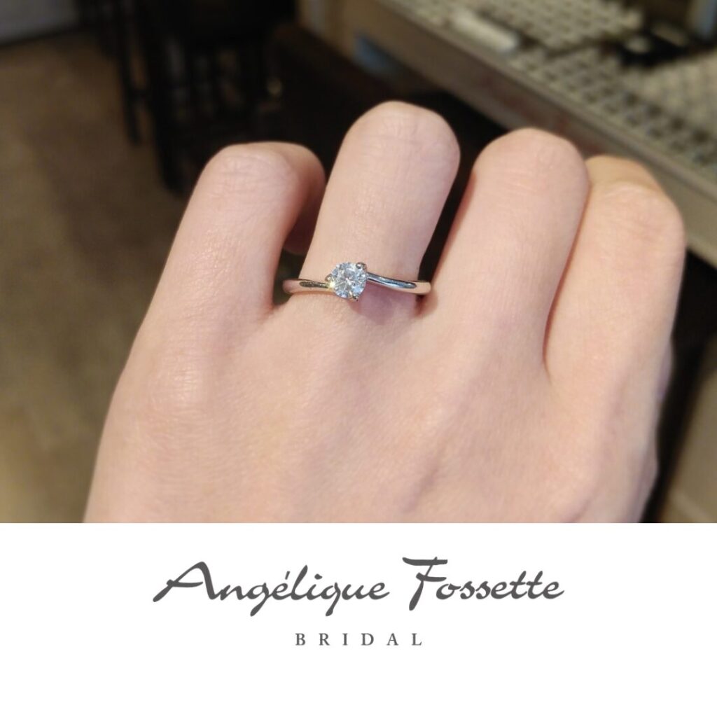 婚約指輪『ミモザ』を着けた手元