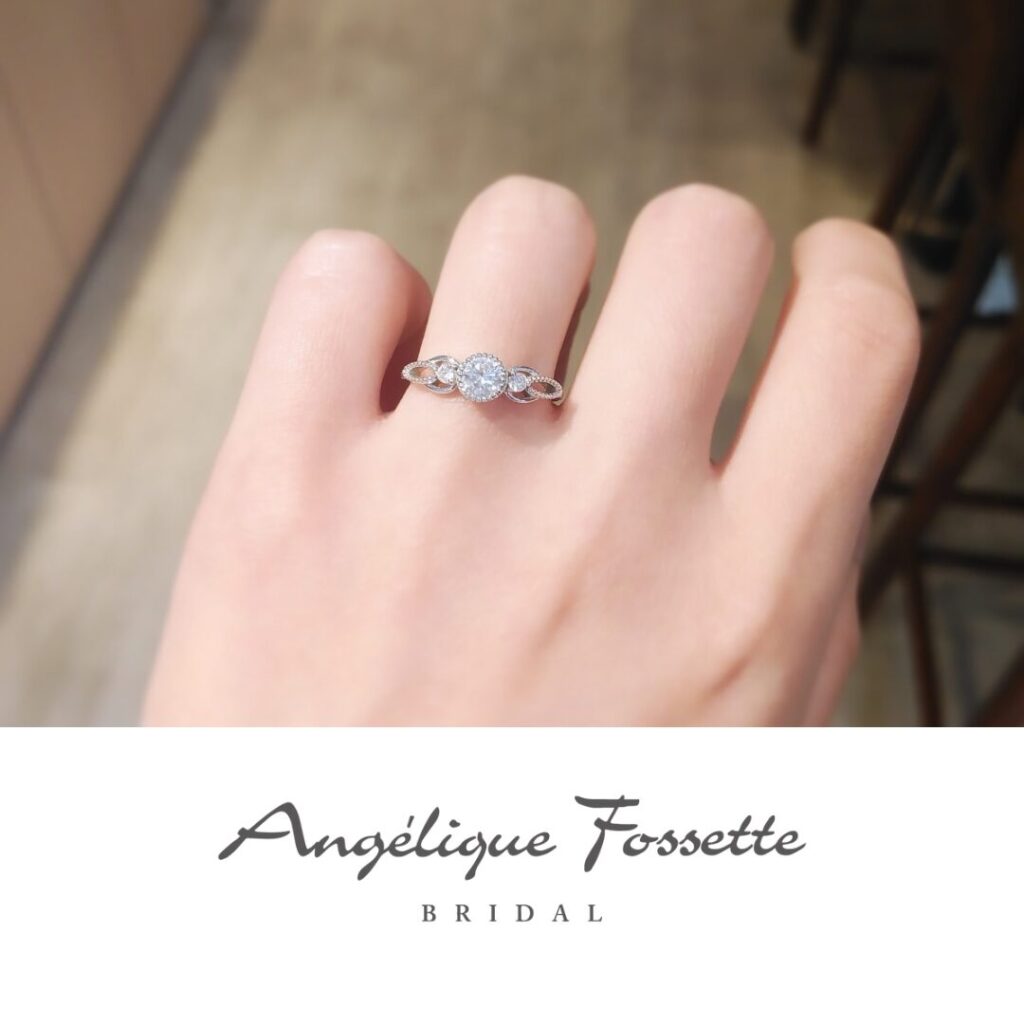 婚約指輪『ファレグ』を着けた手元