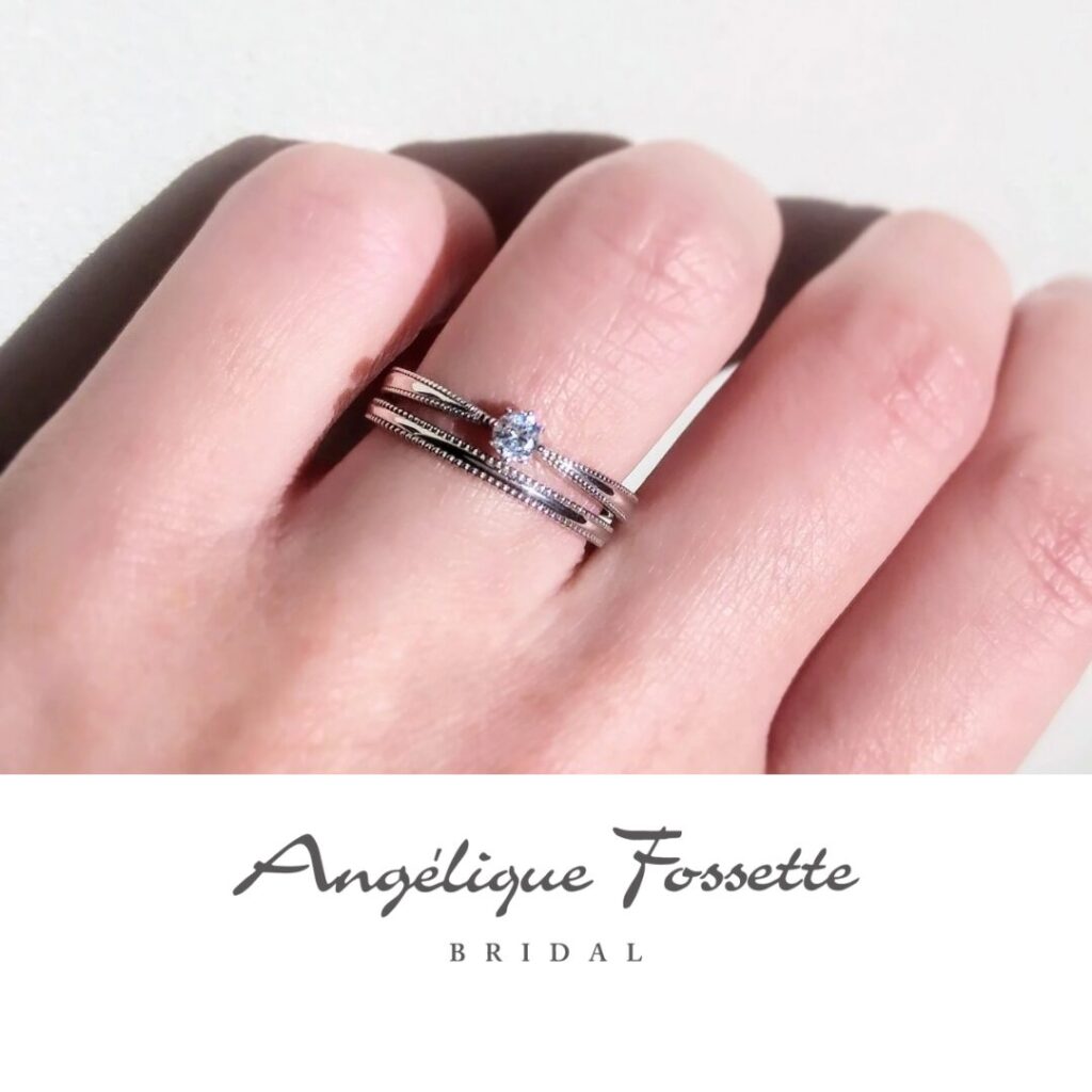 指輪『シュマン』を着けた手元