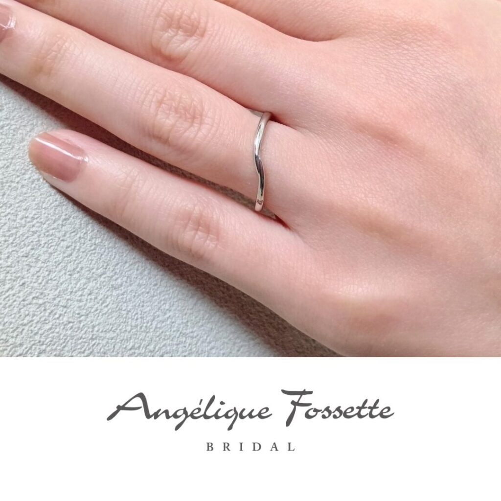 結婚指輪『モンネトワ』を着けた手元