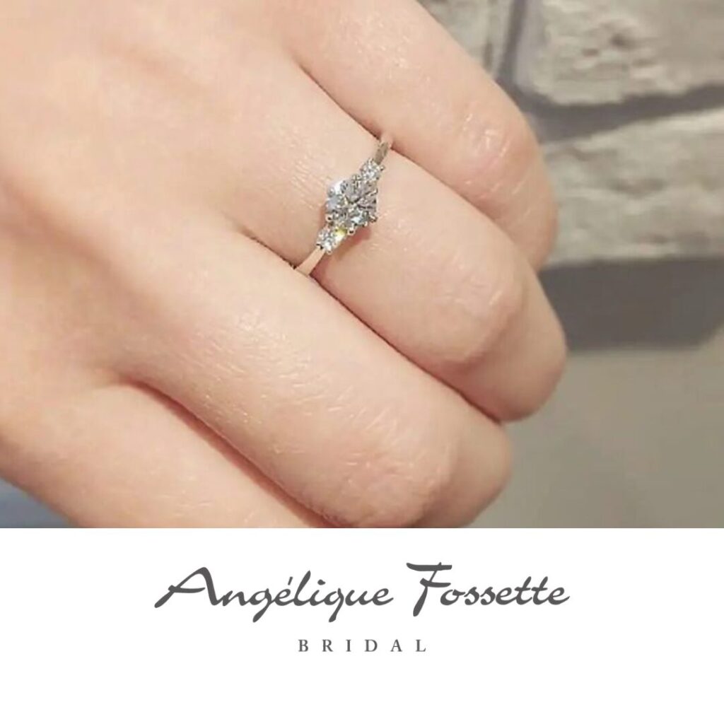 婚約指輪『アムールドランジュ』を着けた手元