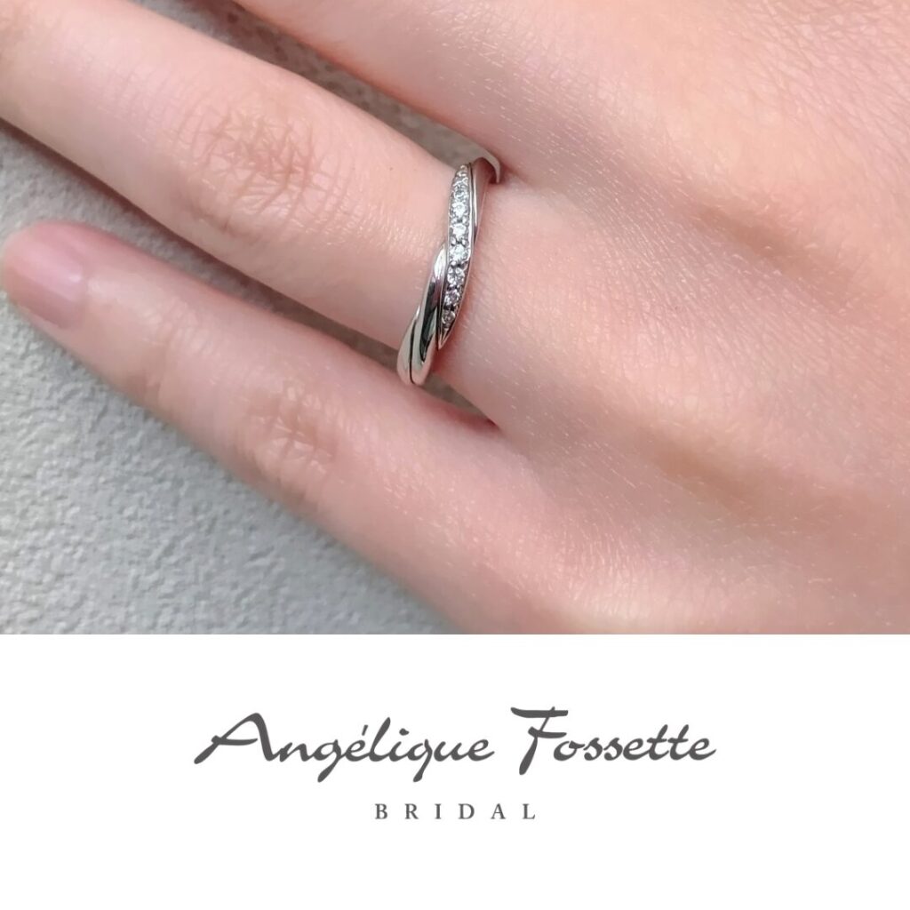結婚指輪『フォンタイン』を着けた手元