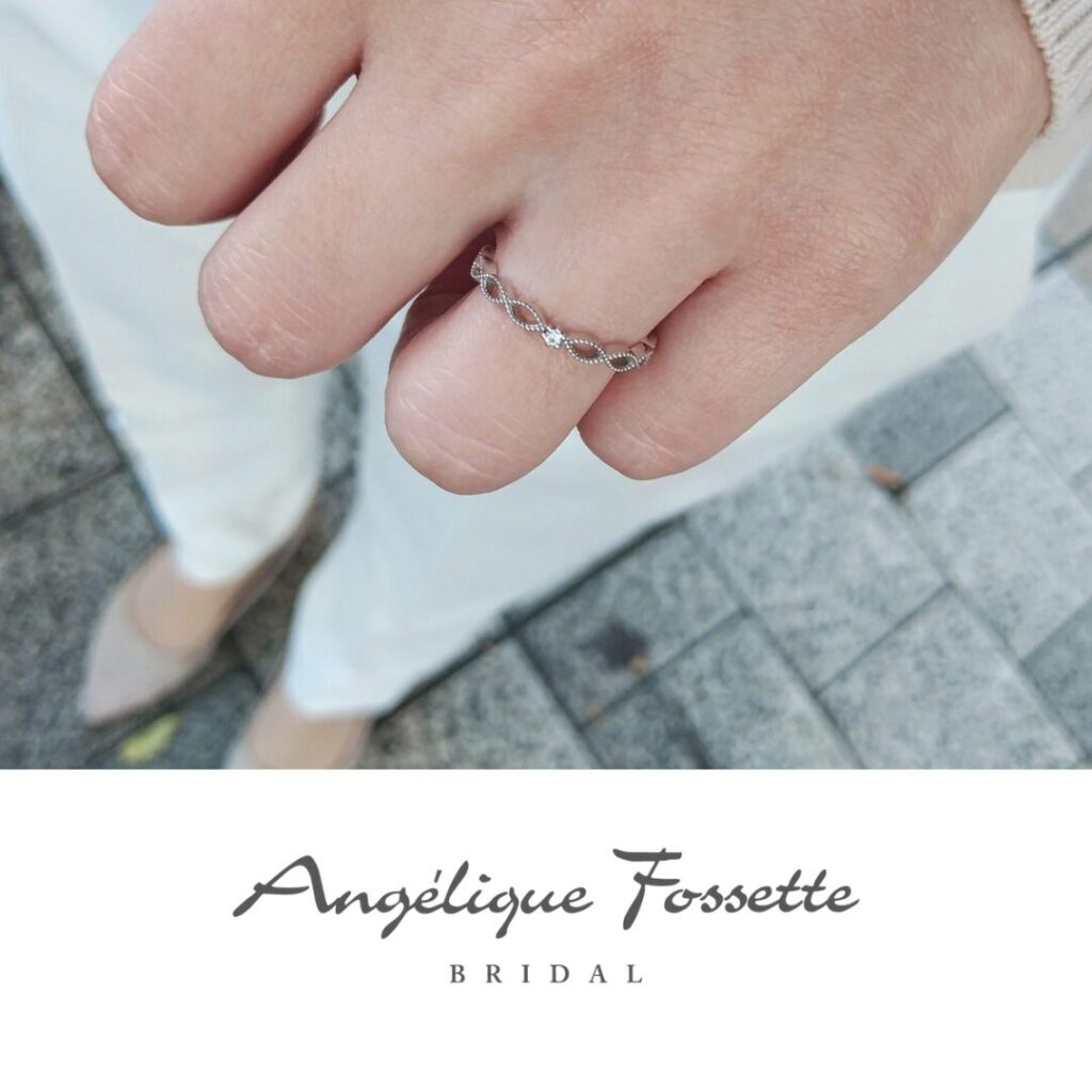 婚約指輪『クロシェット』を着けた手元