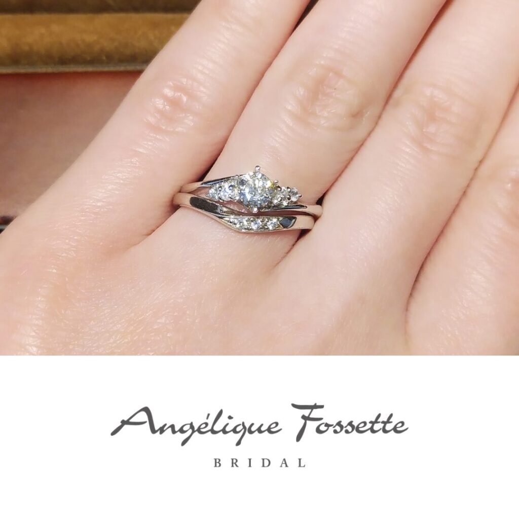 婚約指輪『コルヌイエ』を着けた手元