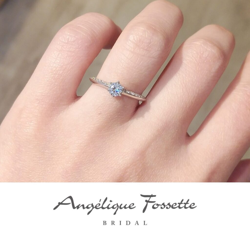 婚約指輪『マジョレーヌ』を着けた手元