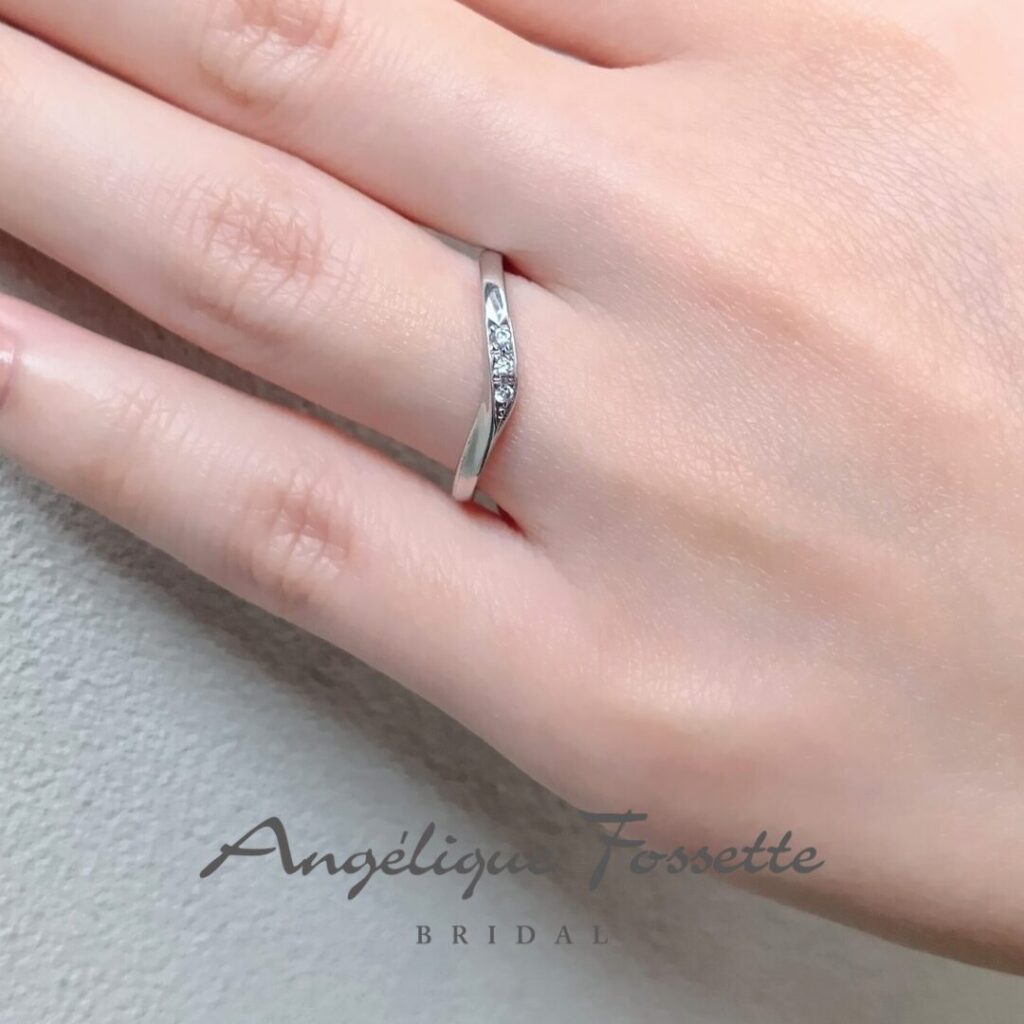 結婚指輪『プリエ』を着けた手元