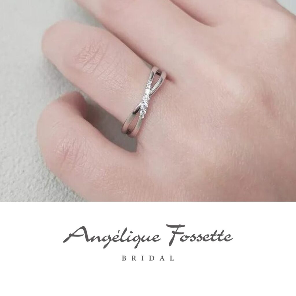 指輪『カランドンジュ』を着けた手元