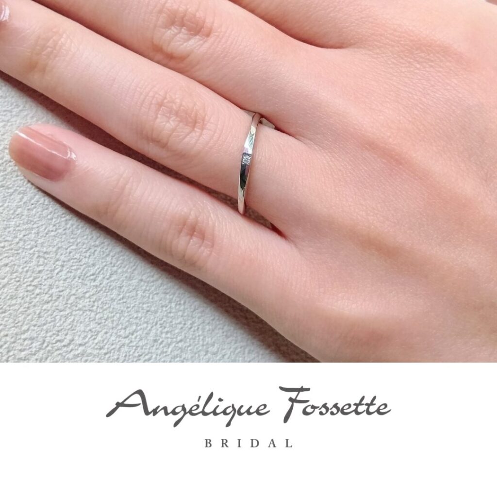 結婚指輪『ルフィルルージュ』を着けた手元