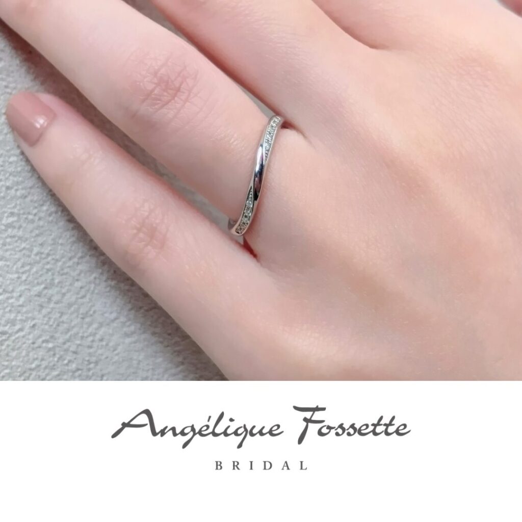 結婚指輪『ブリーズ』を着けた手元