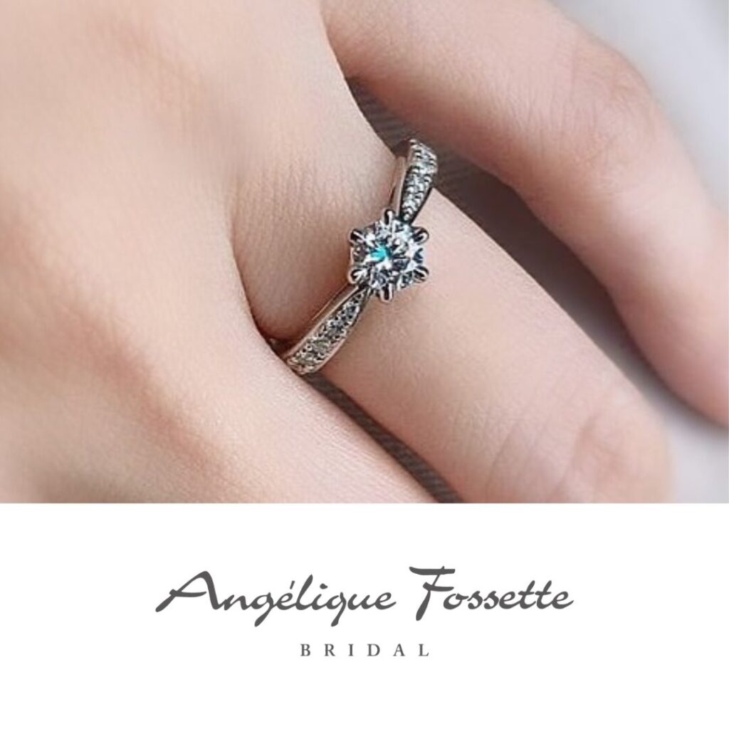 婚約指輪『ペチュニア』を着けた手元