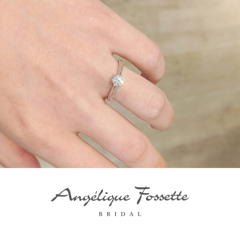 婚約指輪『ハールート』を着けた手元