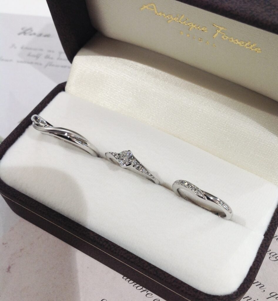 ケースに入った婚約指輪と結婚指輪