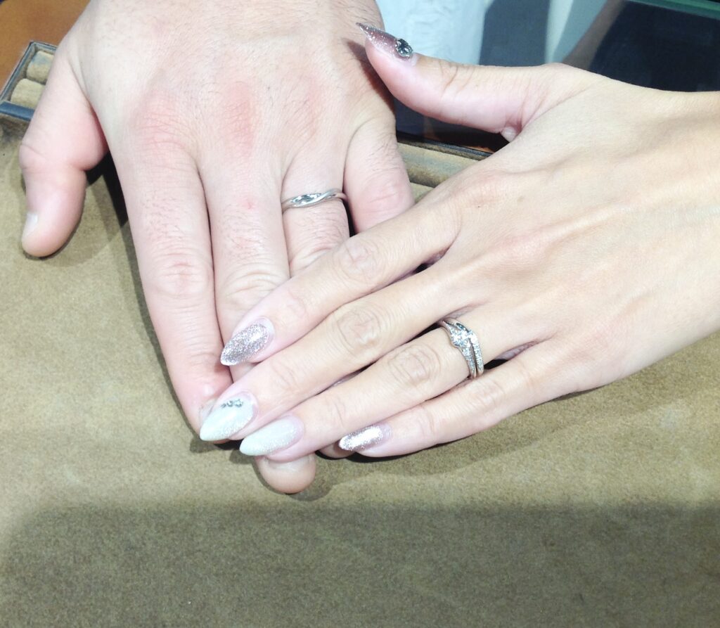 指輪を着けたおふたりの手元