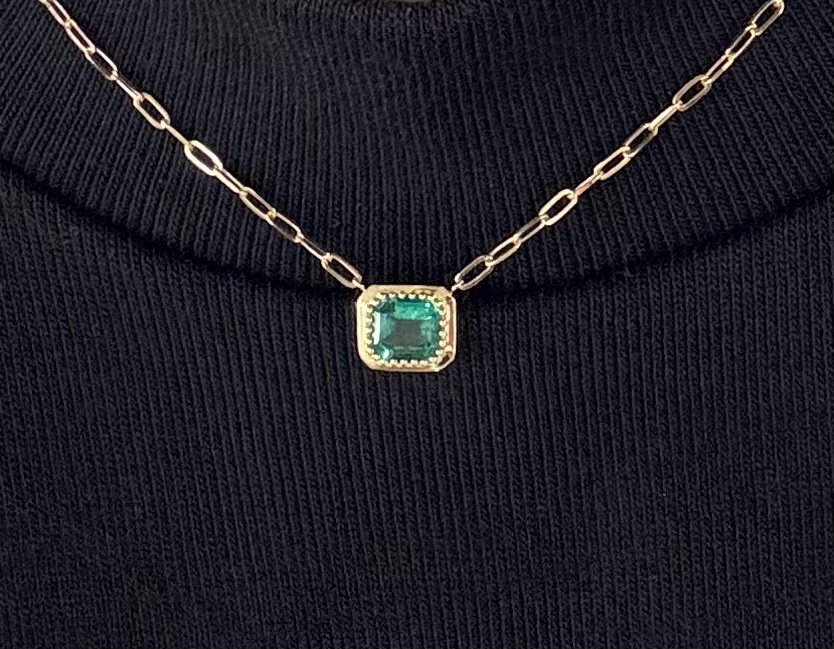 エメラルドのネックレスを着けた首元