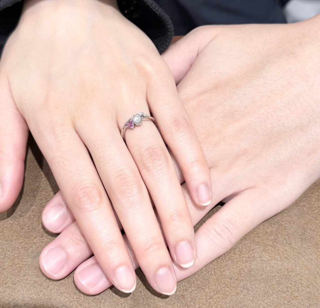 婚約指輪を着けたお手元