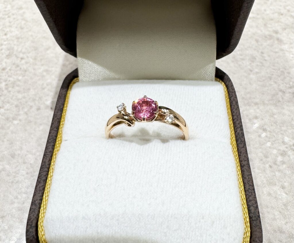 ピンクスピネルを留めた指輪