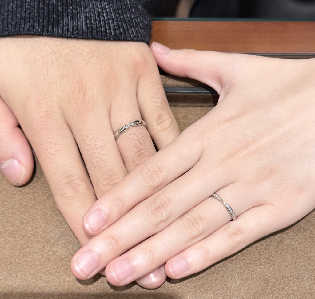 完成した結婚指輪を着けたふたりの手元