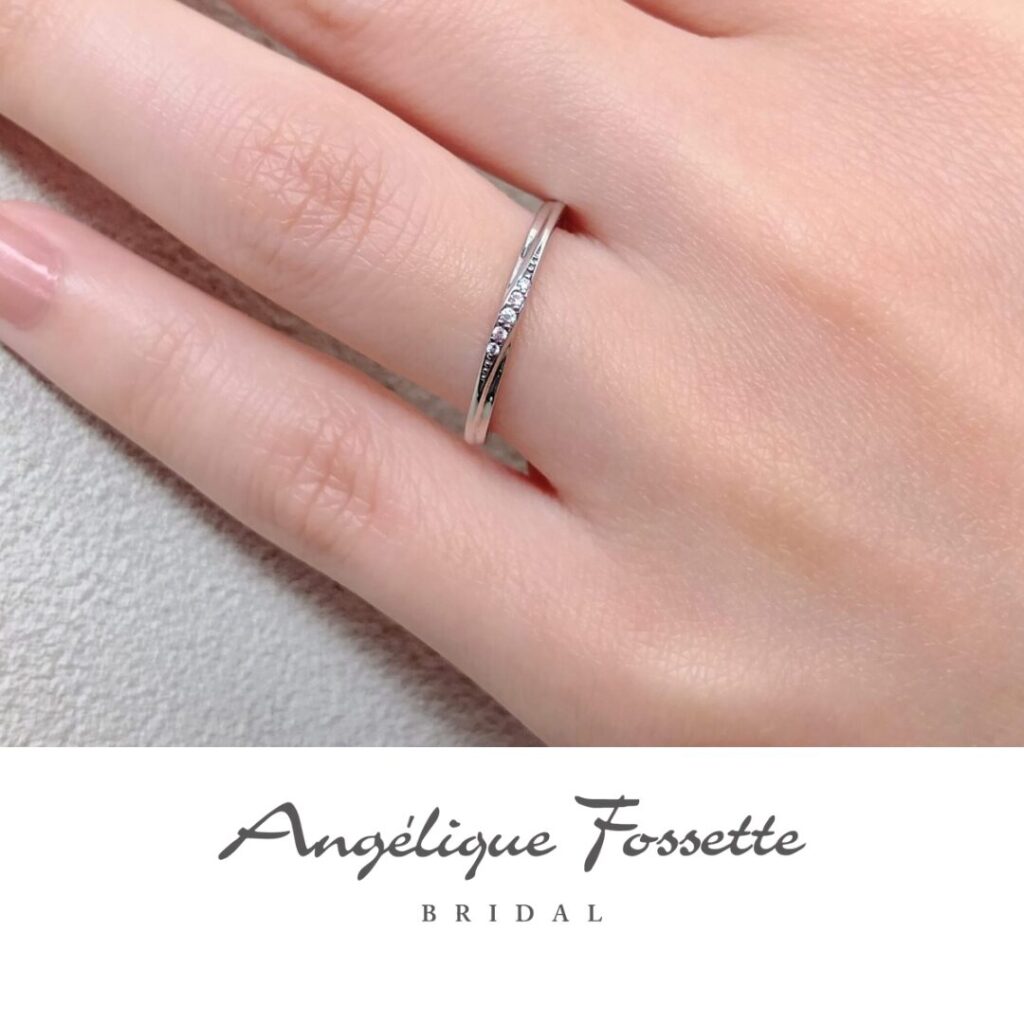 結婚指輪・ファミーユを着けた手元