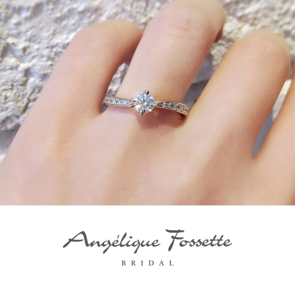 婚約指輪『ジュヴゼム』を着けた手元