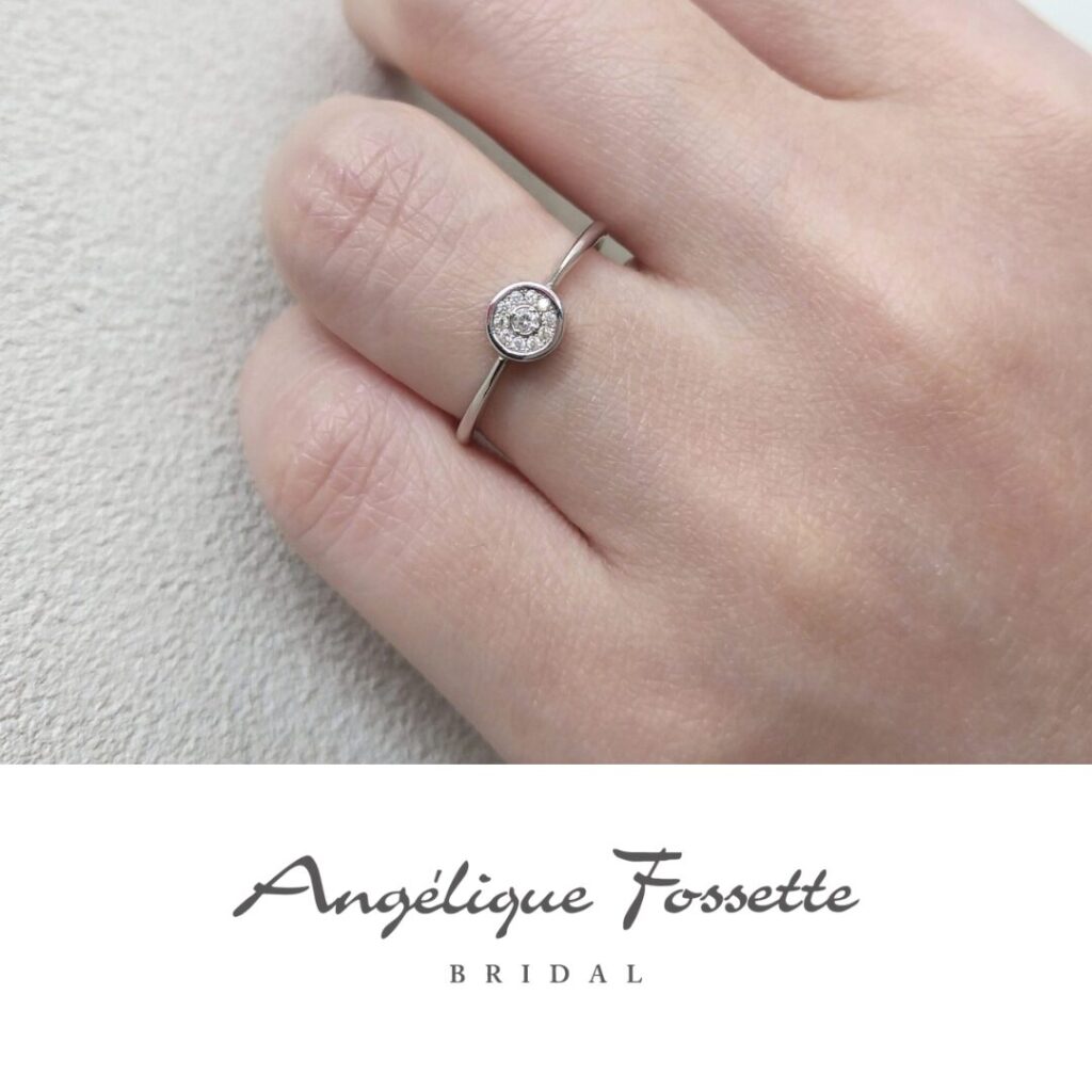 婚約指輪『ソレイユ』を着けた手元