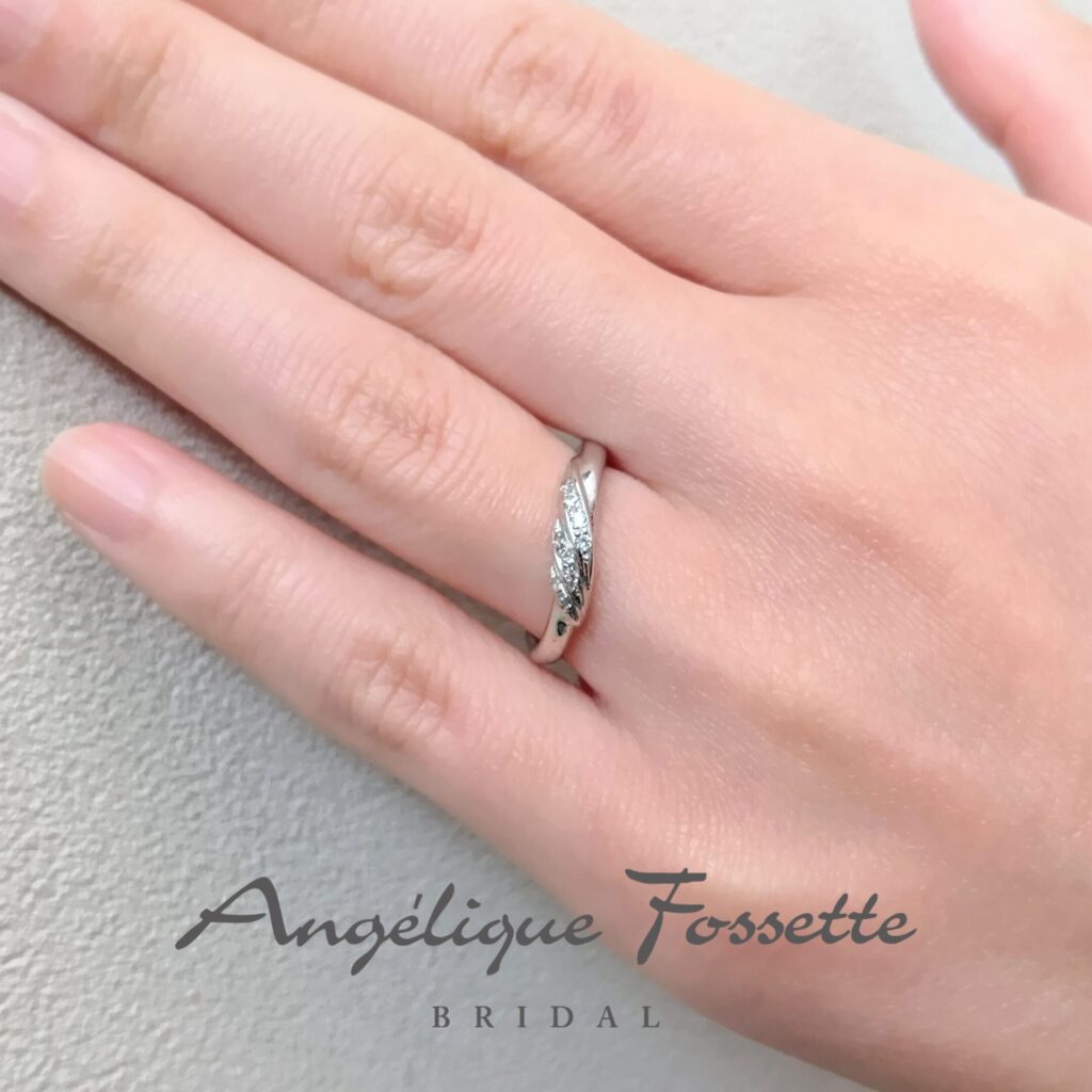 結婚指輪『アンジェ』を着けた手元