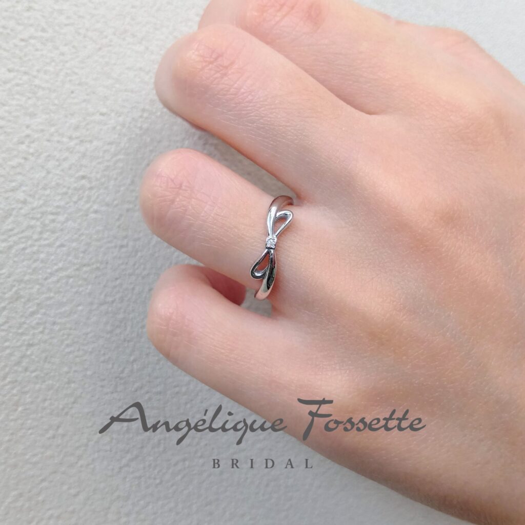 結婚指輪『エマーブル』を着けた手元