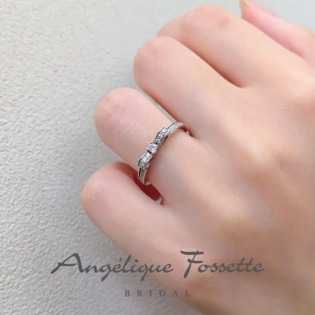 結婚指輪『アンジェミニョン』を着けた手元
