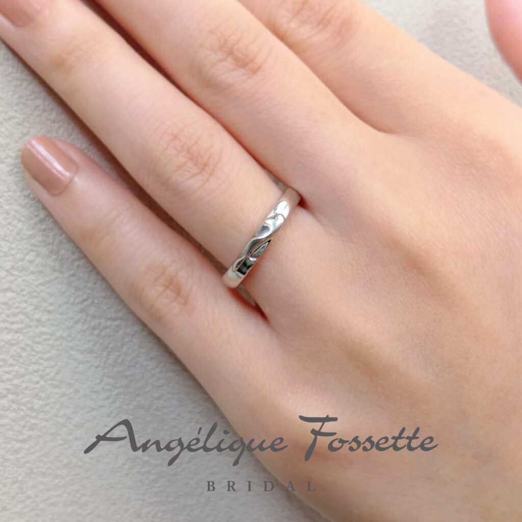 結婚指輪『エール』を着けた手元