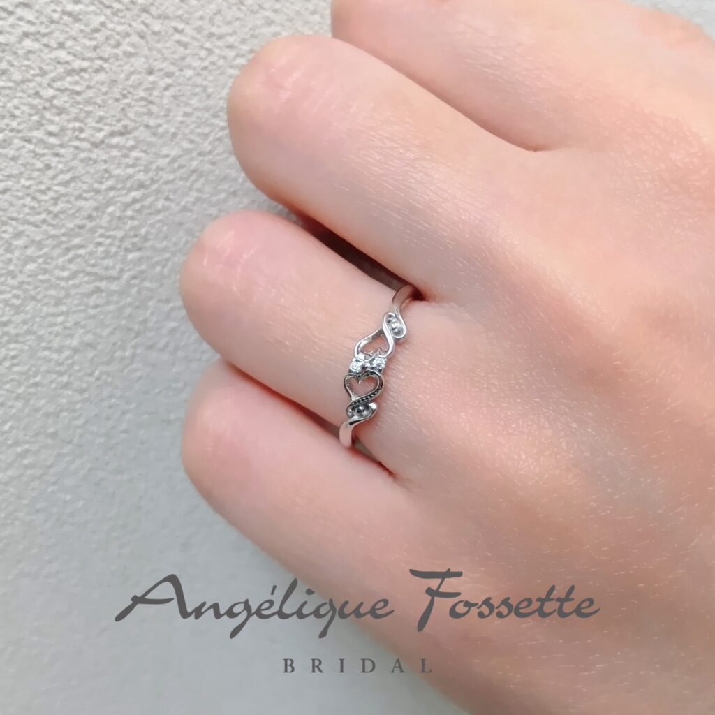 結婚指輪『オリベル』を着けた手元