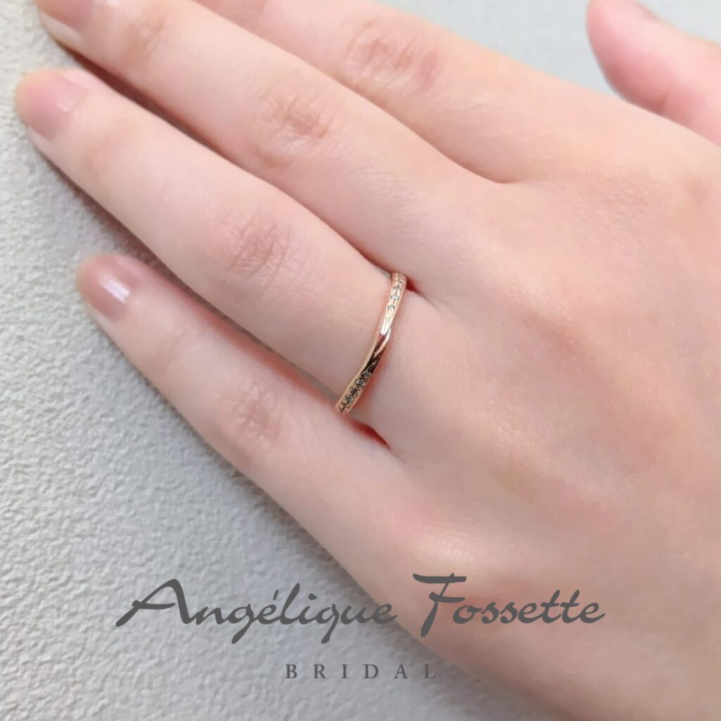 結婚指輪『レミエル』を着けた手元