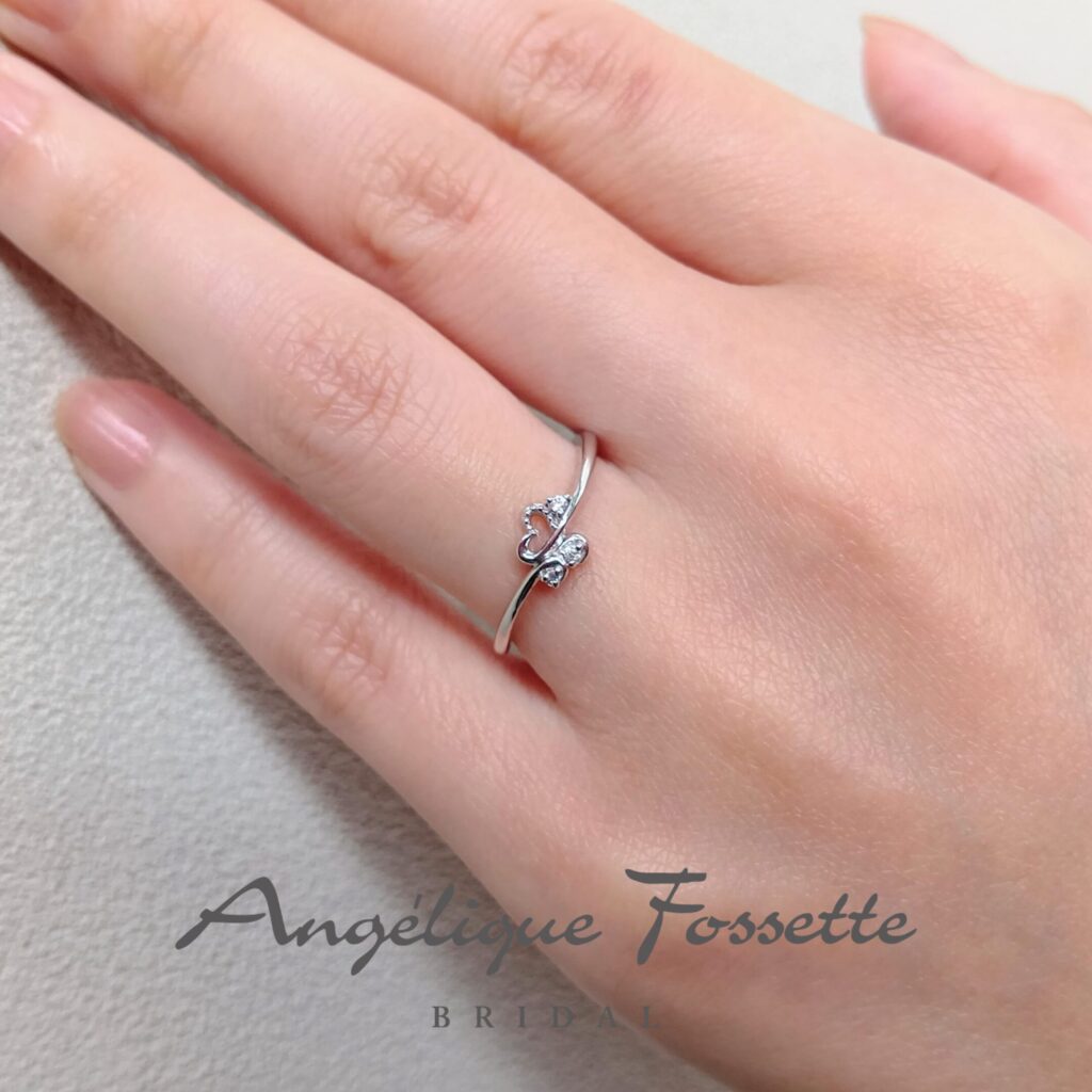 結婚指輪『ソフィエル』を着けた手元