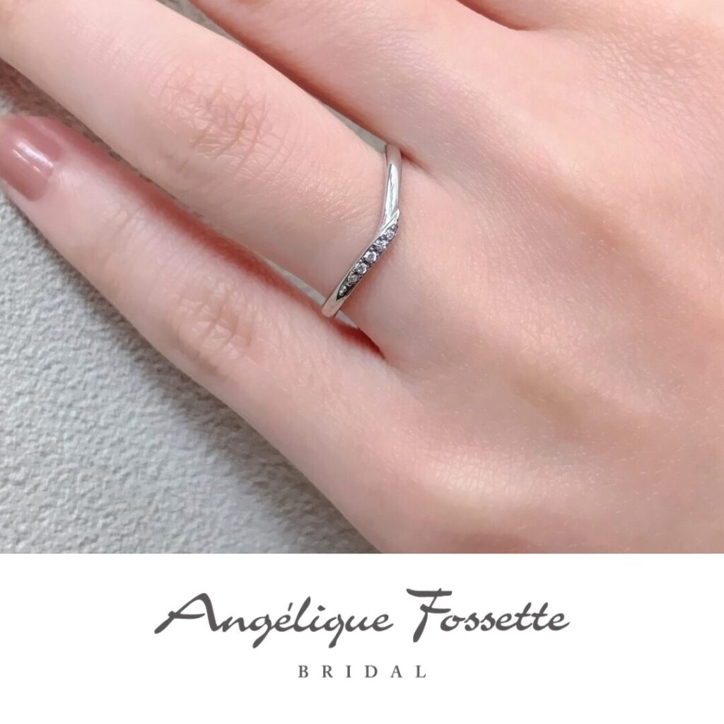 結婚指輪『ラフィーネ』を着けた手元