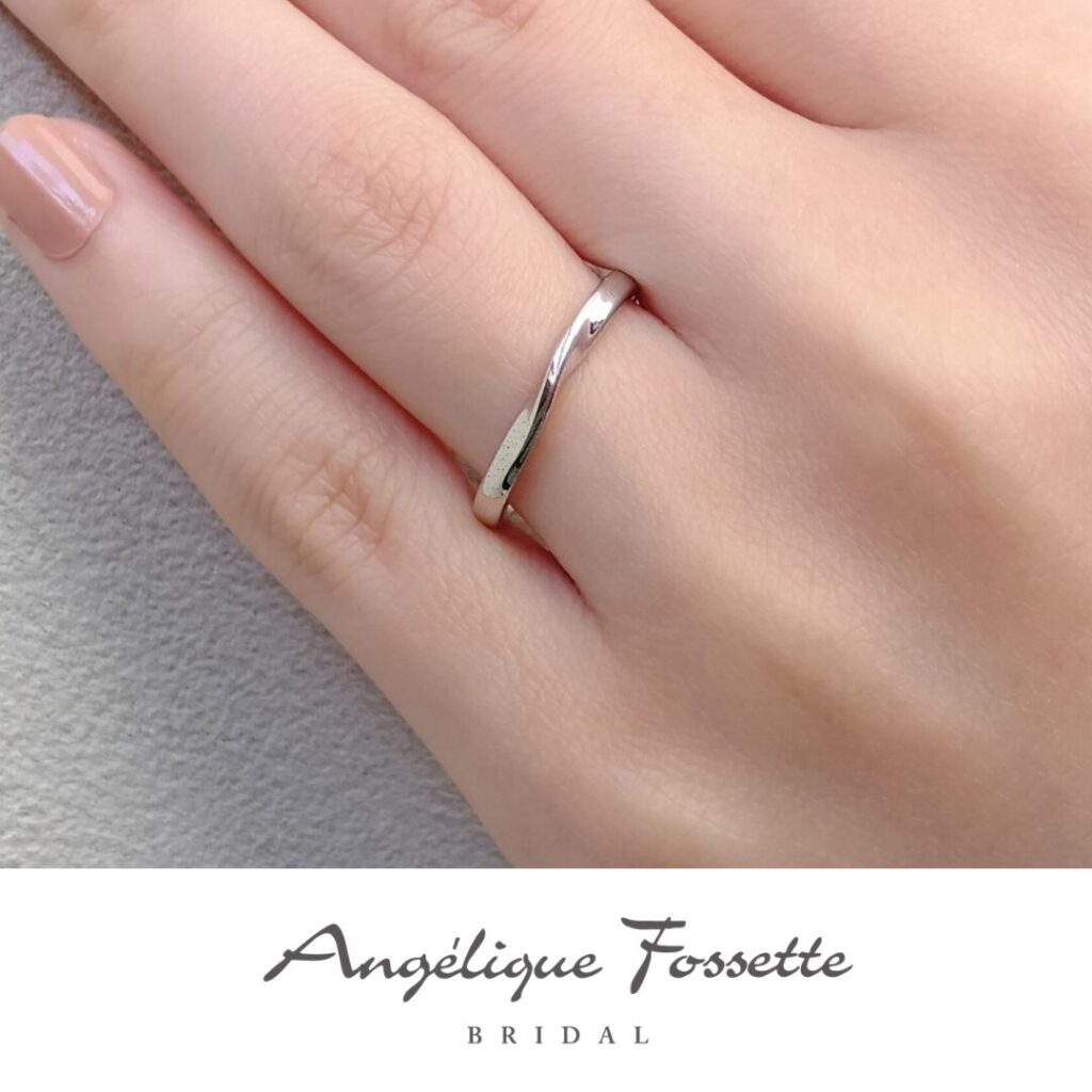 結婚指輪『クロワール』を着けた手元